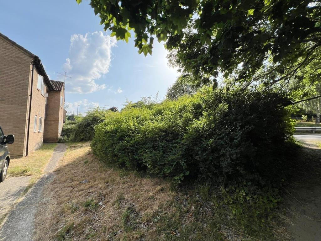 Lot: 51 - TWO PARCELS OF FREEHOLD LAND - The two parcels of Land at Fayegate in Reading
